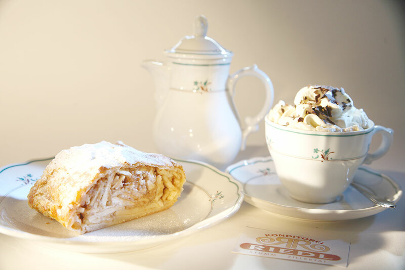 Apfelstrudel und Kaffee