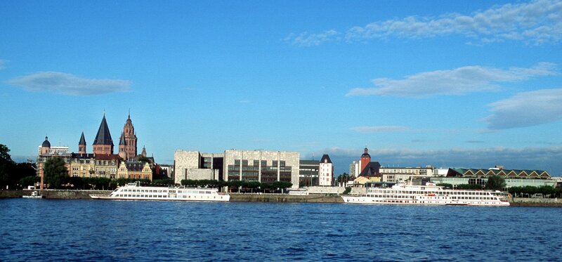 Rheinpanorama Mainz mit Schiffen – Blick auf das Kurfürstliche Schloss