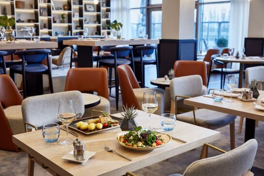 Restaurant mit gedeckten Tischen