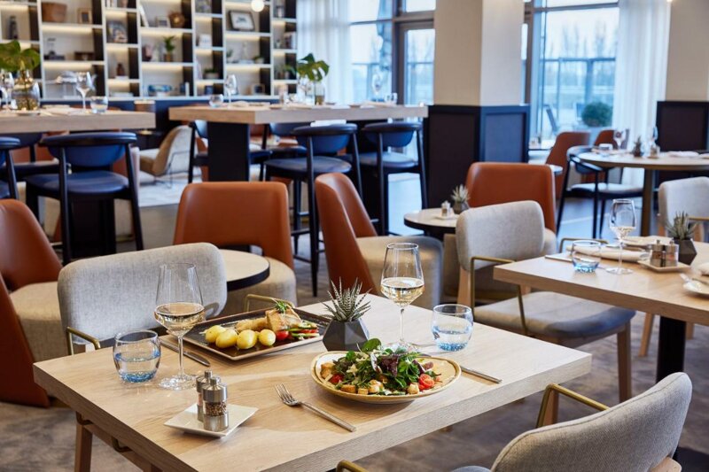 Restaurant mit gedeckten Tischen