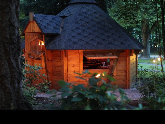 Grillhütte beleuchtet im Park