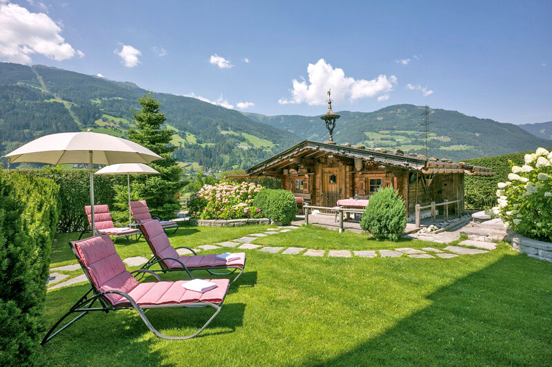 Liegewiese mit Hütte und Bergpanorama