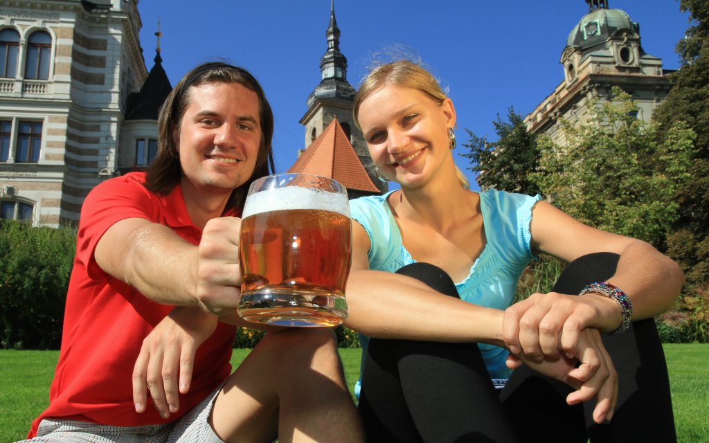 Pärchen in Pilsen mit Bier