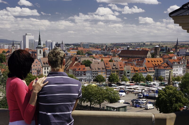 Paar blickt auf Erfurt