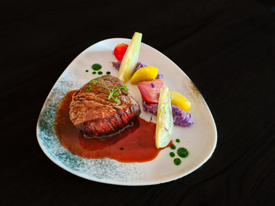 Filet de bœuf & quenelle de purée vitelotte