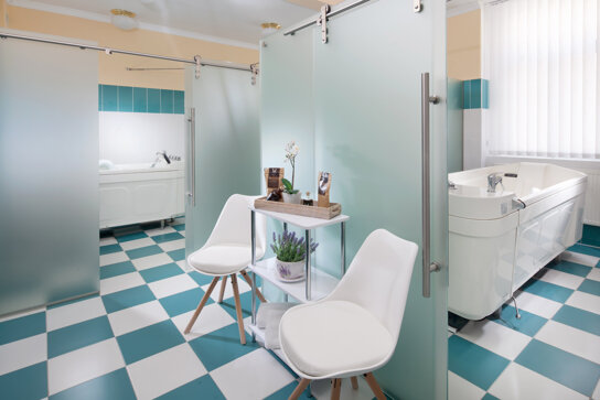 Wellnessbereich mit Stühlen