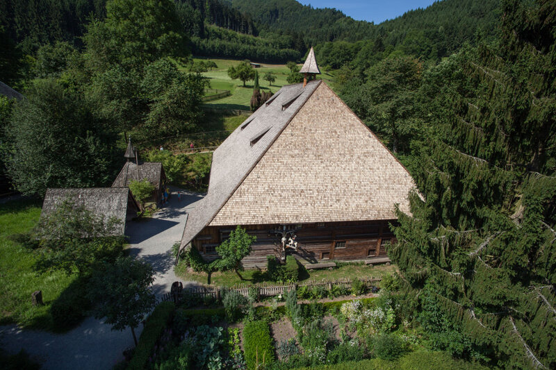 Luftaufnahme des Hippenseppenhofs im Schwarzwälder Freilichtmuseum Vogtsbauernhof
