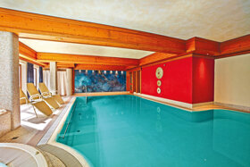 Pool, blaue Wand, mit Kurve