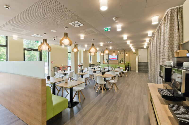 Frühstücksrestaurant in hellen Farben