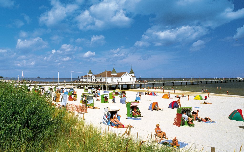Seebrücken und Strand im Sommer Heringsdorf