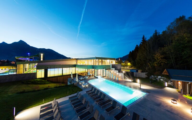Saunabereich im Freien der Alpentherme Ehrenberg