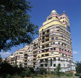 Hundertwasserhaus ohne © ramada hotel darmstadt
