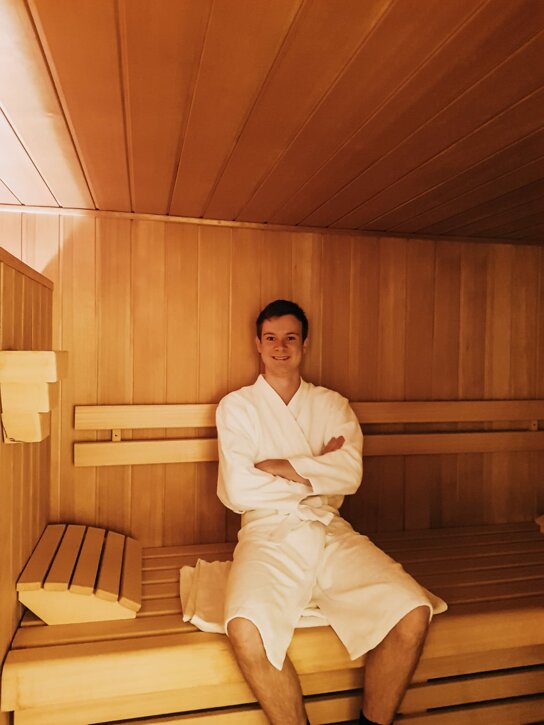 Mann in der Sauna