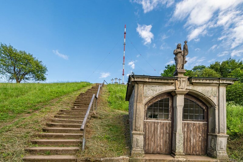 Treppe zu den drei Kreuzen und dem Sendemast auf dem Kreuzberg
