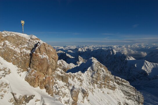 Verschneite Zugspitze mit Ausblick.