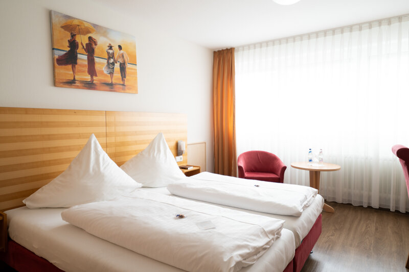 Doppelzimmer mit roter Deko