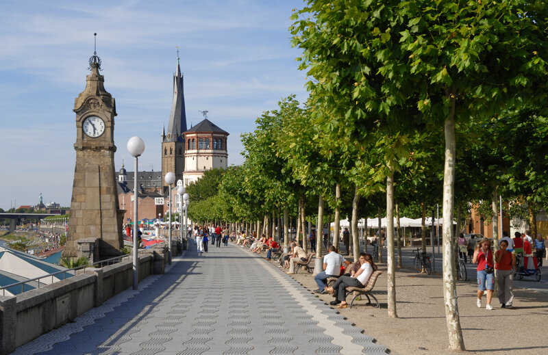 Blick auf die Rheinuferpromenade in Düsseldorf