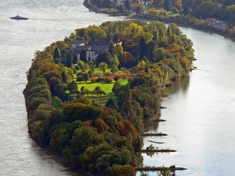 Insel im Rhein von oben