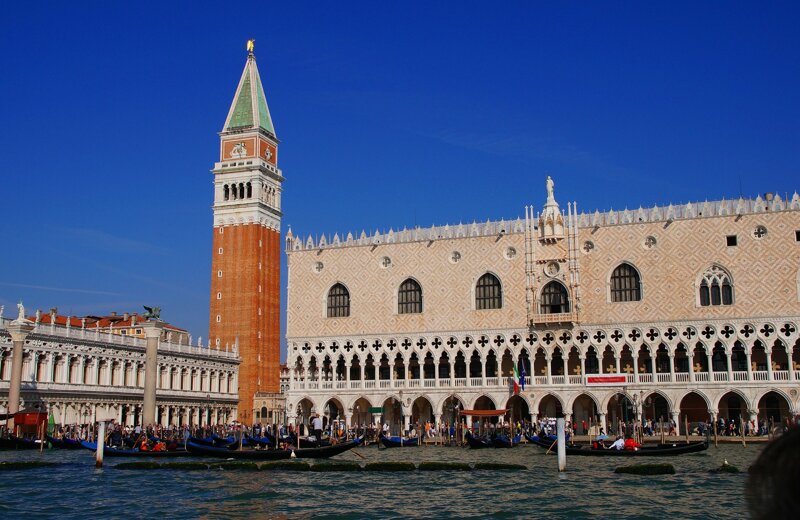 Markusplatz mit Campanile in Venedig