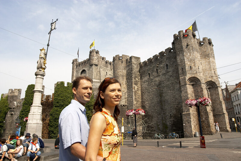 die Grafenburg, Wahrzeichen von  Gent, mit Touristenpaar