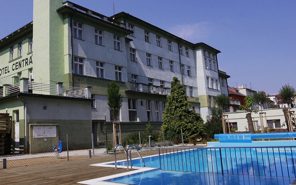 Klattau Wellness Hotel Central Pool aussen Außenansicht