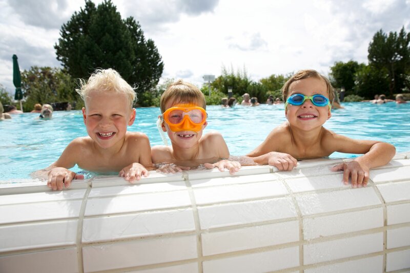 Kinder im Außenbecken im Panoramabad Freudenstadt