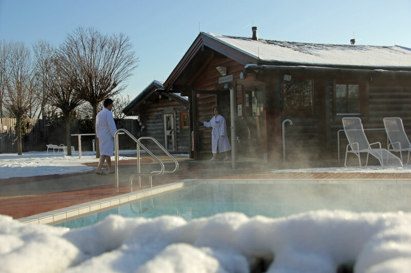 Außenbereich im Winter im Panoramabad Freudenstadt