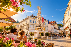 Sonniger_Barockplatz_mit_Caf_terrasse