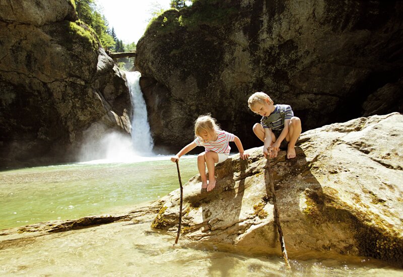 Die Buchenegger Wasserfälle Kindern spielen