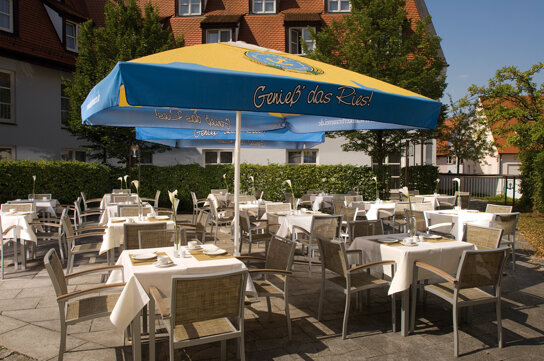 Terrasse mit Sonnenschirmen