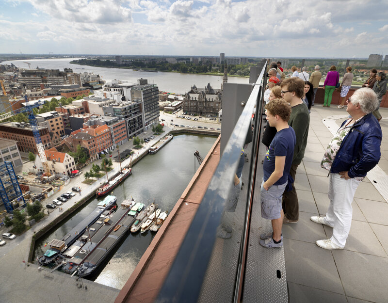 Blick vom MAS Museum über den Antwerpener Hafen und die Schelde