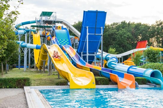 Außenbereich Rutschen Therme Savarfüro c Therme Savarfürdo