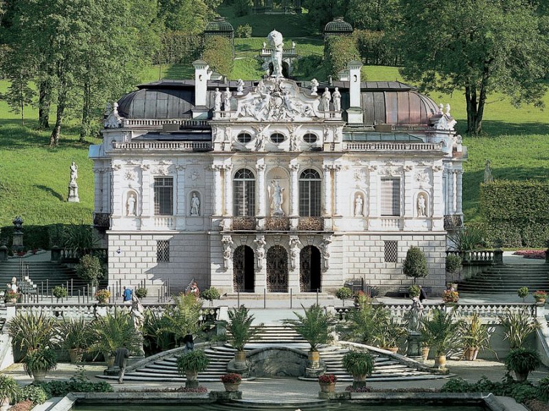 Försterhäuschen  von Schloss Linderhof vor Brunnen