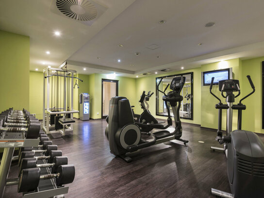 Fitnessraum mit Geräten
