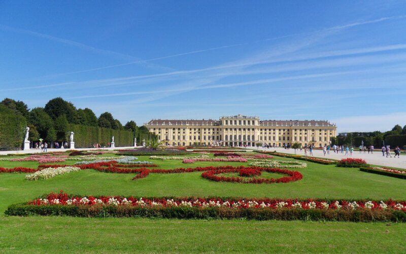 Schloss Schönbrunn in Wien Außenansicht mit Park