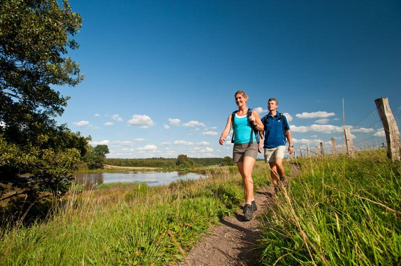 Paar beim Wandern am Moor in der Eifel
