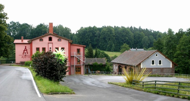 Ajeto-Gläsbläserei von der Straße aus gesehen