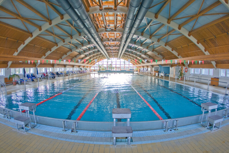 Therme Lenti Innenpool – Blick auf das Innenbecken mit Thermalwasser