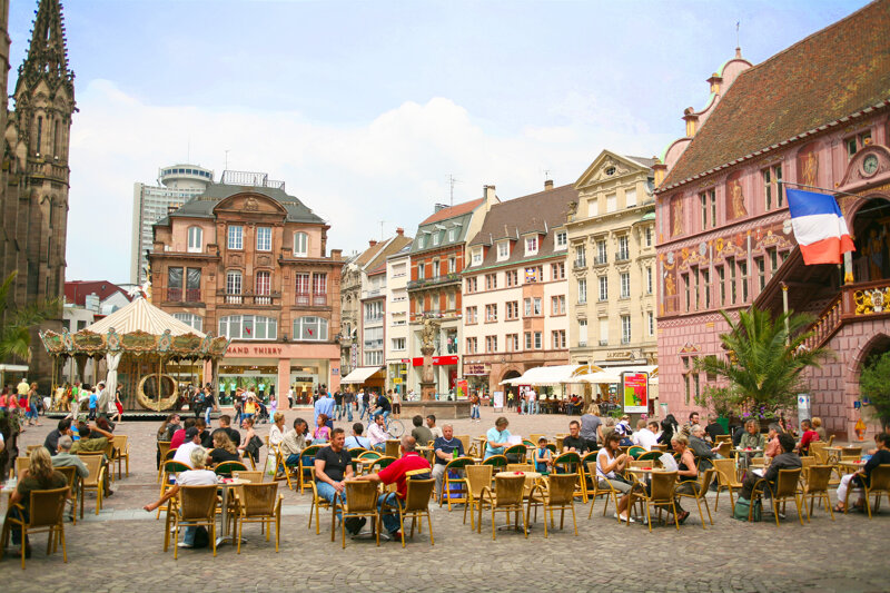 Marktplatz mit Cafés