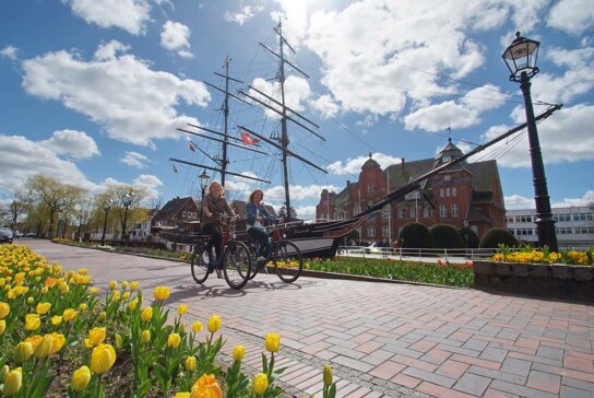 Radfahrer vor Brigg Friederike