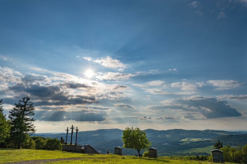Die drei Kreuze auf dem Kreuzberg mit Blick auf die Schwarzen Berge der Rhön