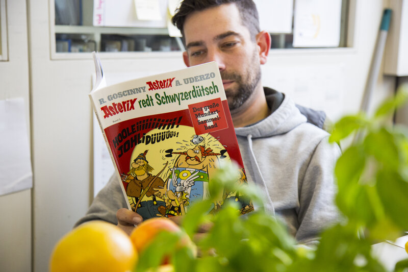 Mann liest Asterix-Comic