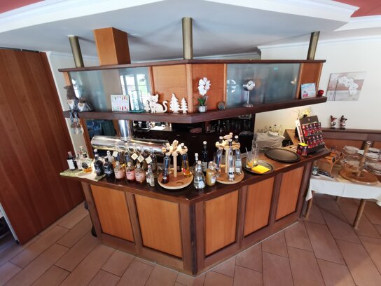 Menschen an der Hotelbar