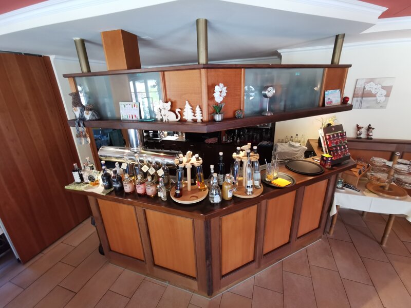 Menschen an der Hotelbar