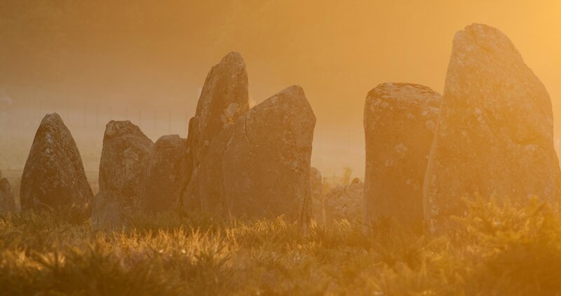 Steinreihen im Morgennebel