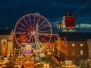 Weihnachtsmann fliegt über Karlsruhes Marktplatz