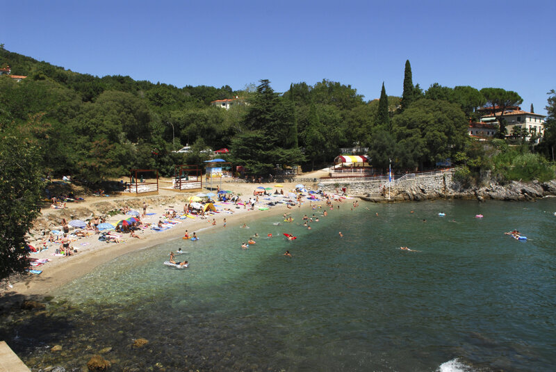 Strand in Lovran – klares Wasser und Kieselstrand an der Kvarner Bucht