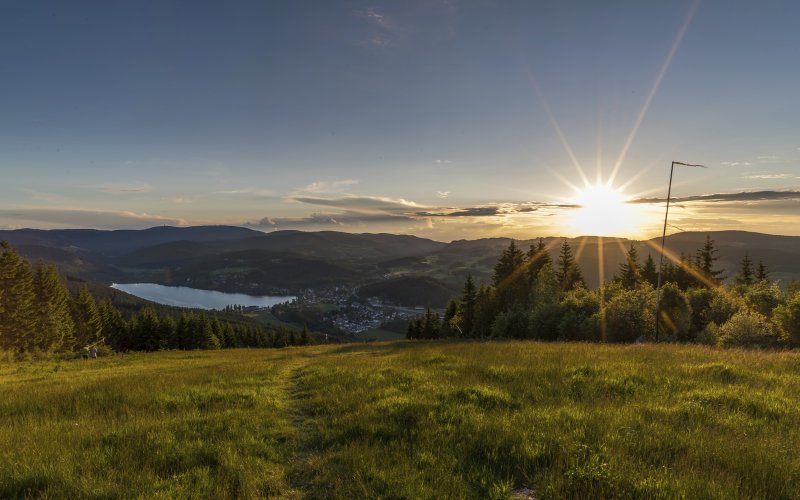 Sonnenuntergang am Hochfirst mit Blick auf Titisee