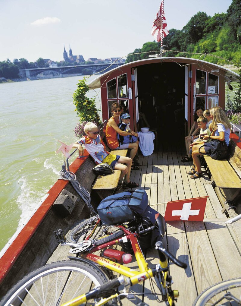 Menschen in der Fähre auf dem Rhein