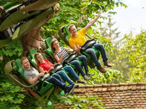 Familie sitzt in einer fahrenden Achterbahn